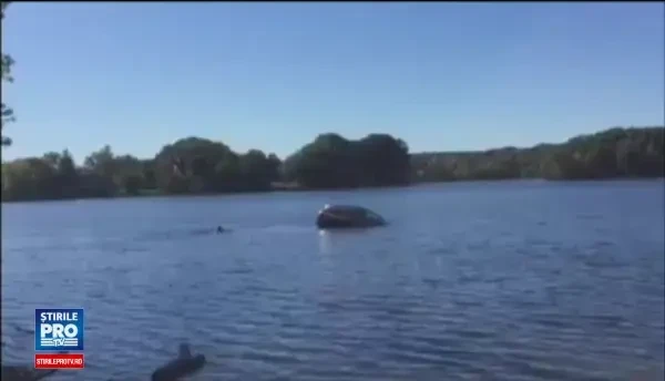Salvata de cativa trecatori, dupa ce a cazut cu masina intr-un lac. Femeia a incurcat frana cu acceleratia