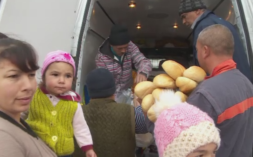 Galatenii inundati au primit ajutoare de la oameni impresionati de situatia lor. 35 de case nu mai pot fi locuite