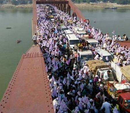Busculada uriasa la o sarbatoare hindusa din India. 24 de oameni au murit pe un pod supraaglomerat. VIDEO