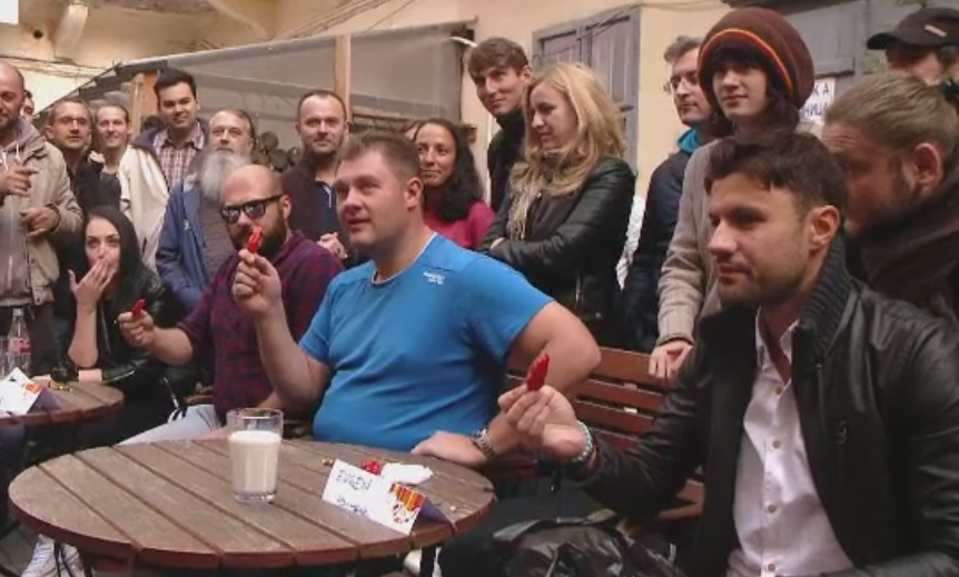 Concurs de mancat ardei iuti, la Timisoara. 35 de temerari s-au chinuit sa reziste celor mai puternici chili din lume