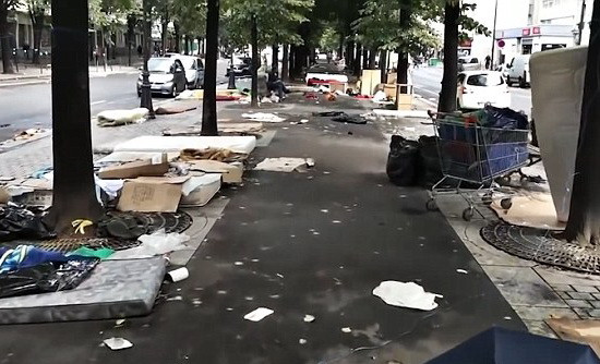 "Scene de apocalipsa". Mizeria lasata in urma de migrantii mutati cu forta de politie dintr-o tabara din Paris. VIDEO