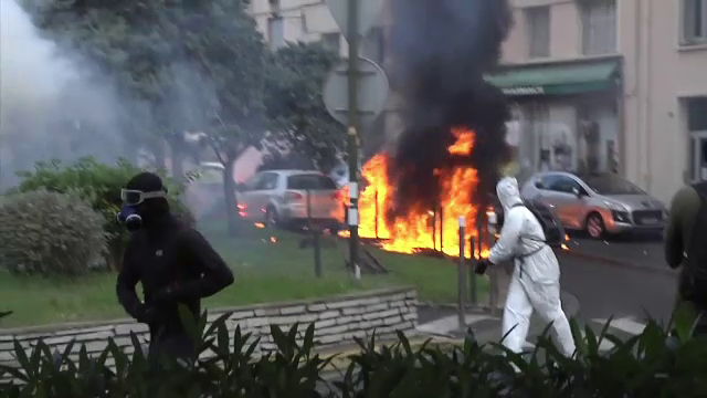 Ciocniri violente in Corsica intre nationalisti si forte de ordine. Protestatarii au atacat cu cocktailuri Molotov