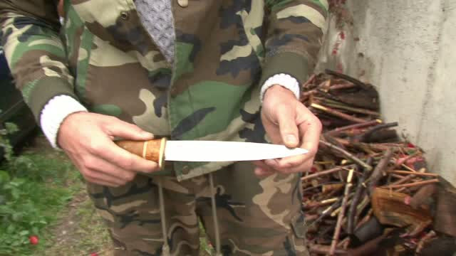 Un artist plastic din Bacau si-a transformat pasiunea in afacere. Cat platiti pentru un cutit unic, facut pe comanda