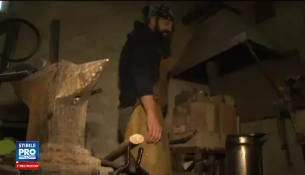 Un artist plastic din Bacau si-a transformat pasiunea in afacere. Cat platiti pentru un cutit unic, facut pe comanda