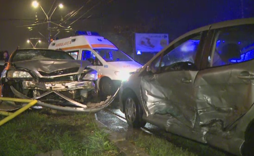 Ciocnire violenta intr-o intersectie din cartierul bucurestean Crangasi, dupa ce o soferita ar fi trecut pe rosu