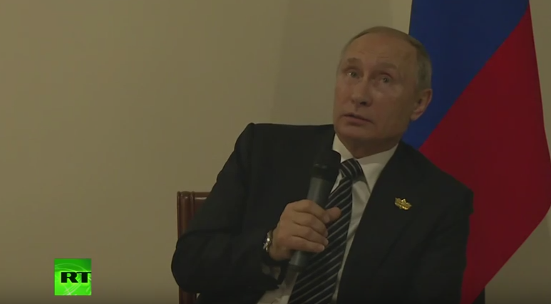 Putin a ramas pe intuneric in timp ce le spunea jurnalistilor rusi ca sunt supravegheati de SUA. "Poate am zis ceva gresit"