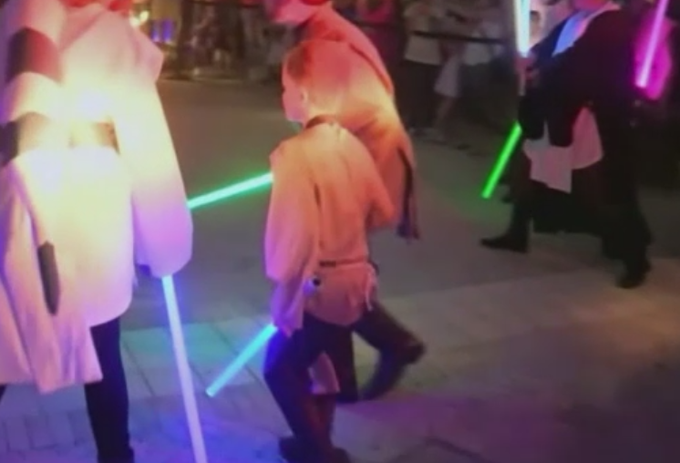 Sufera de o boala rara, iar marea lui dorinta era sa devina un cavaler Jedi, din Razboiul Stelelor