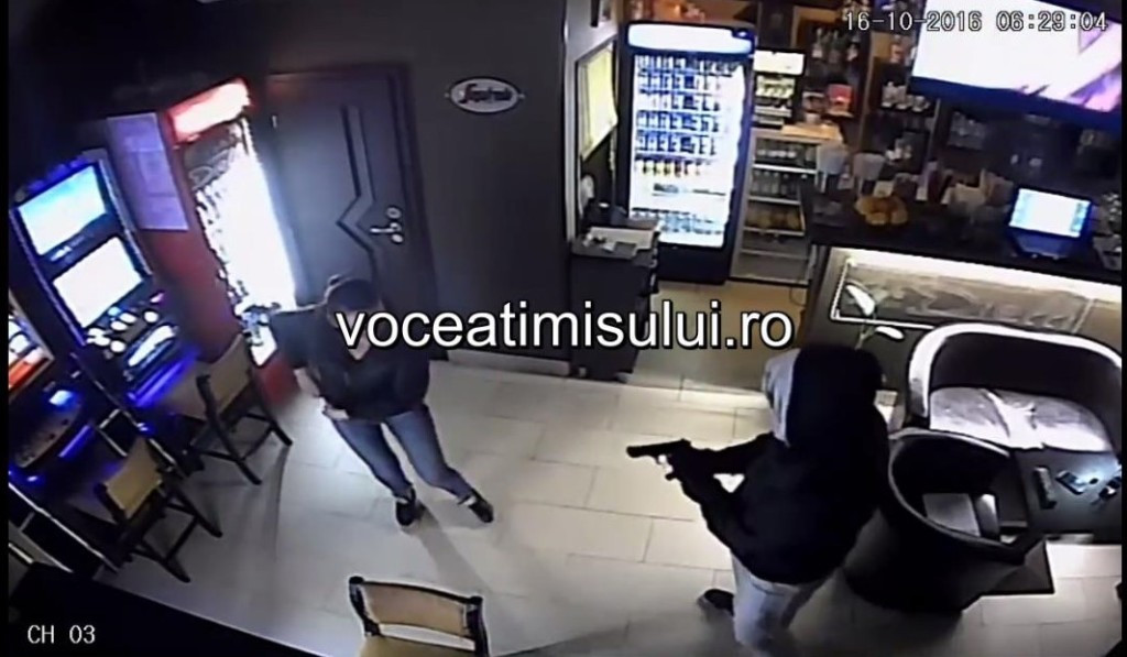 Panica intr-o cafenea din Timisoara. Un barbat mascat cu o cagula si purtand un pistol a amenintat o barmanita. VIDEO