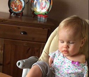 O fetita nascuta fara maini invata sa se hraneasca folosindu-se de degetele de la picioare. Clipul urmarit de 45 mil. oameni