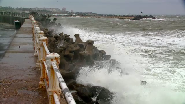 Toate porturile de la Marea Neagra au fost inchise din cauza vantului puternic. Valurile au ajuns in larg si la 6 metri