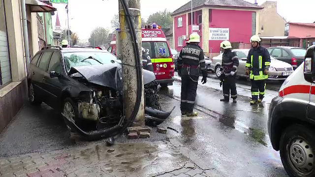 A izbit alt autoturism, dupa care s-a oprit in stalp. Ce au descoperit politistii despre sofer