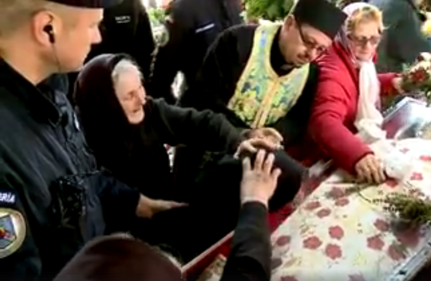 Incident bizar la racla Sfintei Parascheva. Reactia autoritatilor: "Jandarmii nu au actionat pentru a o exorciza"