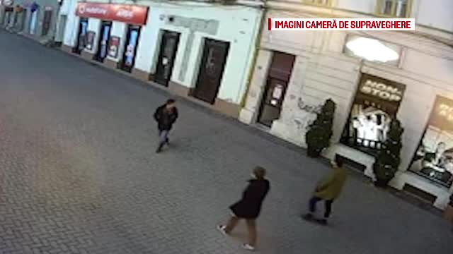 Imagini incredibile, filmate pe o strada din Timisoara: un tanar sparge cu capul vitrina unui magazin. De ce a facut asta