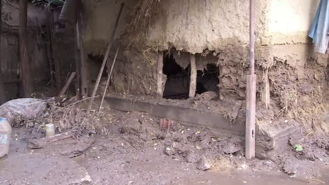 Din cauza inundatiilor, zeci de case se vor darama. "Nu se mai pot repara, sunt facute din lut, din pamant"
