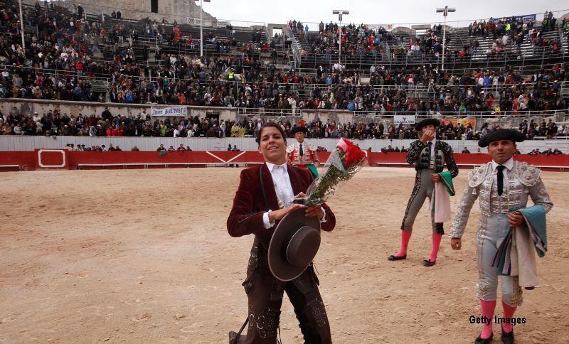 A starnit furie atunci cand s-a pozat tinand in mana niste urechi de taur. Ce a patit aceasta femeie matador. VIDEO