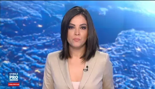 Impactul violent intre doua masini, surprins de camere, la Timisoara. Doua persoane au ajuns la spital