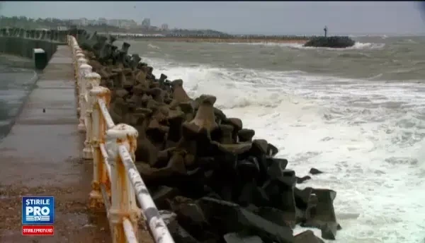 Toate porturile de la Marea Neagra au fost inchise din cauza vantului puternic. Valurile au ajuns in larg si la 6 metri