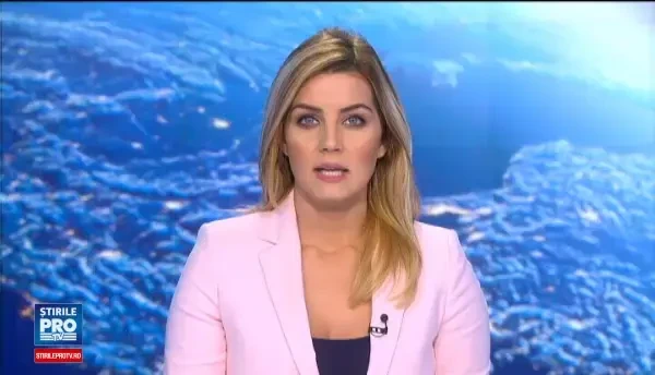 Imagini incredibile, filmate pe o strada din Timisoara: un tanar sparge cu capul vitrina unui magazin. De ce a facut asta