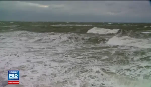 Toate porturile de la Marea Neagra au fost inchise din cauza vantului puternic. Valurile au ajuns in larg si la 6 metri