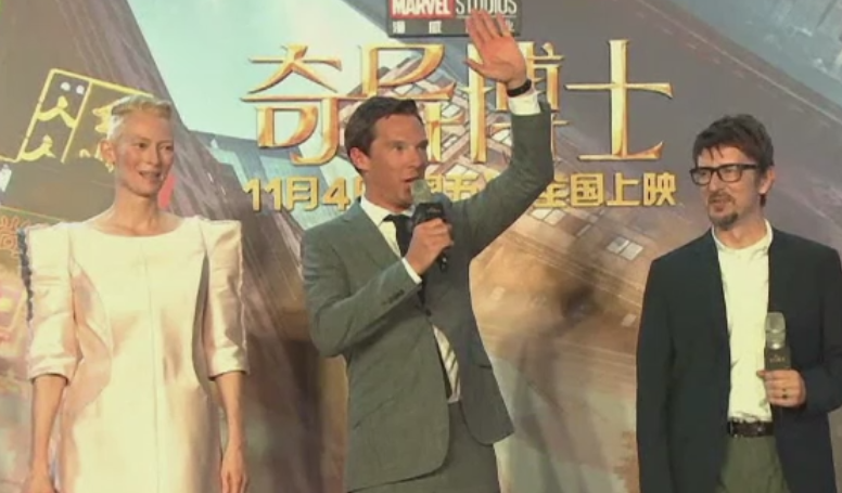 Benedict Cumberbatch, in rolul unui neurochirurg care capata puteri magice, in "Doctor Strange". Cand ajunge filmul la noi