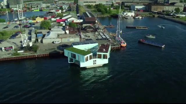 Case plutitoare amenajate in containere, solutia ieftina de locuit a unei companii din Copenhaga. Cat costa chiria pe apa