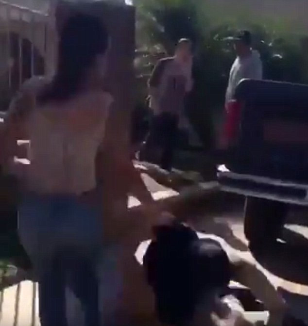 O cearta din cauza unui telefon s-a transformat in bataie. Tanara a ajuns la spital, dupa ce a fost lovita de un baiat. VIDEO