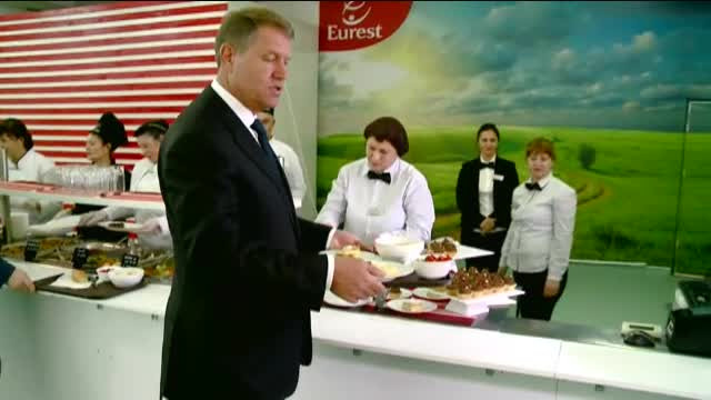 Iohannis a mancat la cantina Centralei Cernavoda, cu angajatii. Ce a raspuns cand a fost intrebat daca are vreo reclamatie