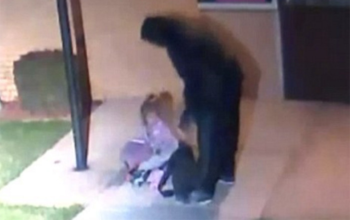 Un tata si-a abandonat fetita de 5 ani, pe strada, in frig, si i-a lasat doar o patura. Cum a fost gasita a doua zi