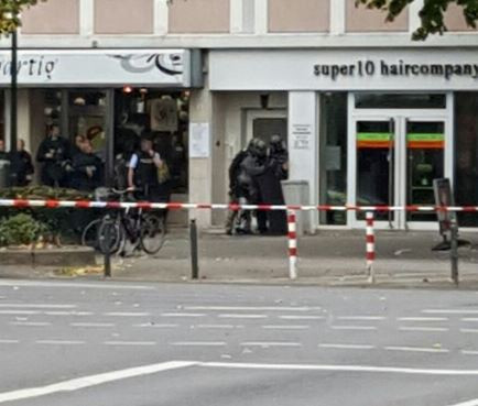 Atac in Germania, dupa ce un barbat a deschis focul intr-un salon de coafura si a luat o ostatica. Supectul, descoperit mort