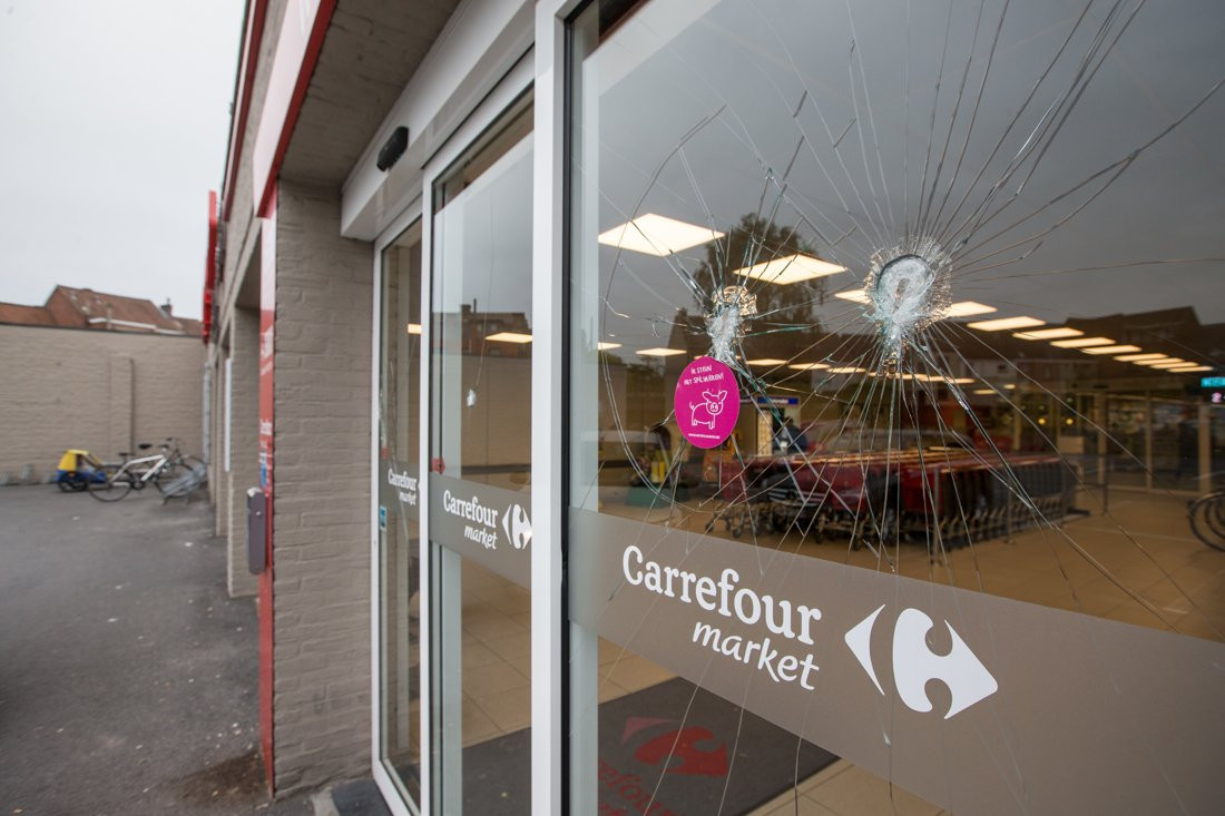 Luare de ostatici intr-un supermarket din Belgia. Un barbat inarmat cu un cutit a tinut sub teroare 15 persoane