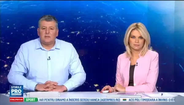 O balena nu s-a clintit de langa puiul ei, prins intr-o plasa de pescuit in largul coastelor Australiei. Cum a fost salvat