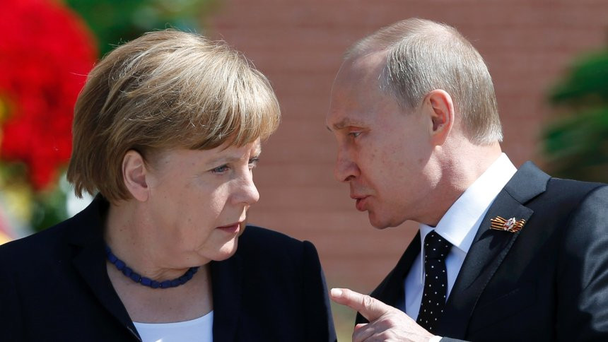 Vladimir Putin ajunge azi la Berlin pentru prima data in ultimii 4 ani. Ce va discuta cu Merkel si Hollande