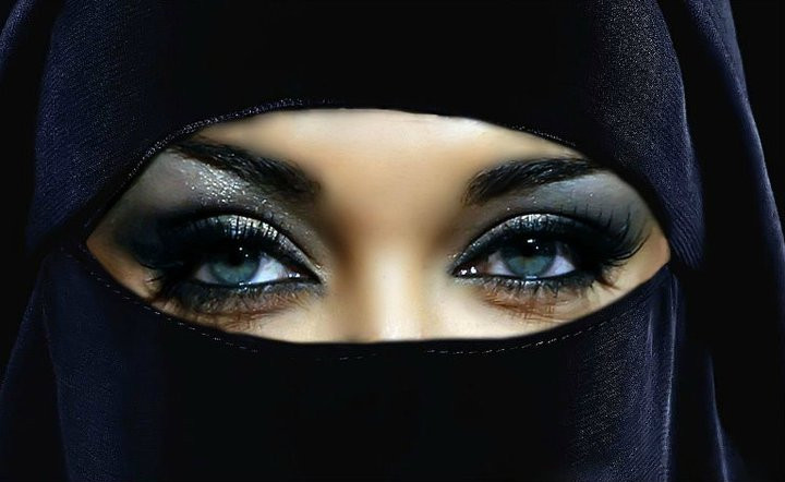 Un barbat a divortat de sotia lui dupa ce a vazut-o pentru prima data fara machiaj. Cum arata fara farduri