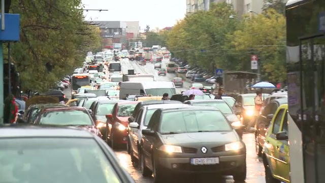 Trafic infernal in Bucurestiul fara parcari si cu peste un milion de masini. In cativa ani nu se va mai putea circula