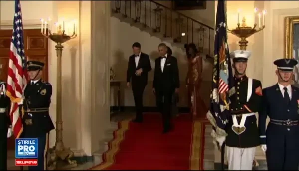 Michelle Obama a facut senzatie cu o rochie Versace la ultimul dineu de stat de la Casa Alba. GALERIE FOTO