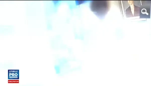 Muncitorii au distrus un bloc pe care erau platiti sa-l reabiliteze, in Capitala. Au luat-o la fuga cand au vazut reporterii