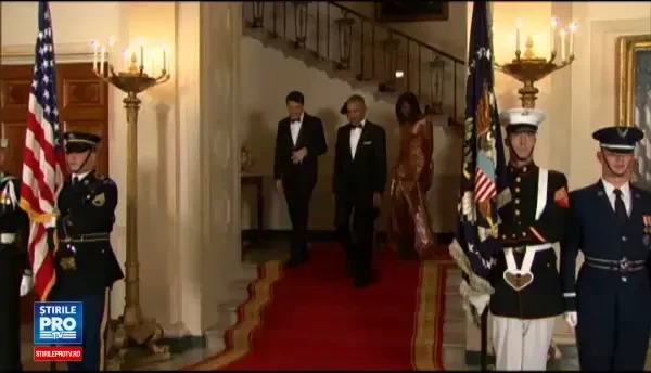 Michelle Obama a facut senzatie cu o rochie Versace la ultimul dineu de stat de la Casa Alba