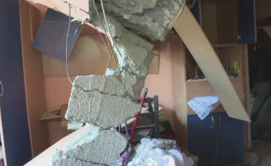 Locatarii blocului din Bistrita distrus de o explozie s-au intors in case pentru a aduna din bunuri. "Nu avem unde sa mergem"