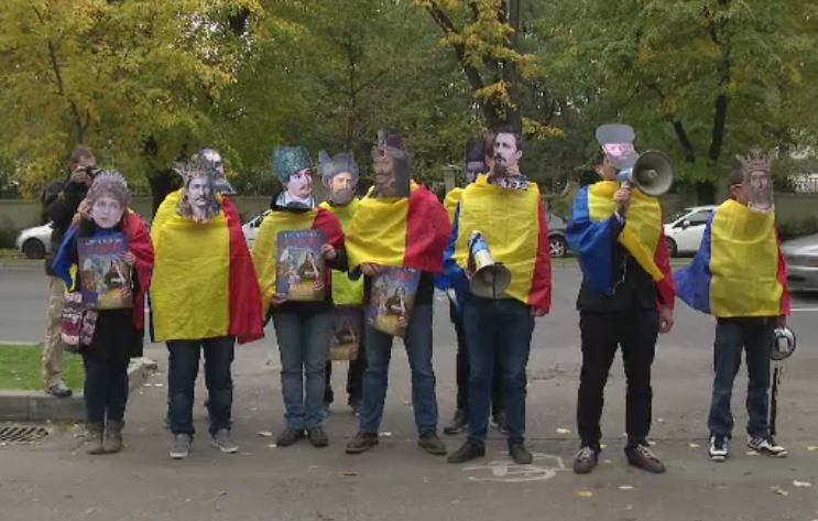 10 tineri deghizati in Alexandru Ioan Cuza, Mihai Viteazul sau Stefan cel Mare au cerut unirea Romaniei cu R. Moldova