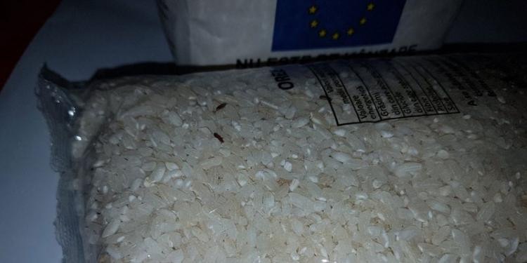 O pensionara din Braila a descoperit gandaci in orezul primit ca ajutor alimentar de la UE. Primar: "Nu e prima data"