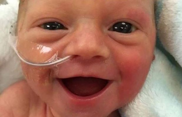 S-a nascut prematur, dar le-a oferit o surpriza neasteptata parintilor. "Este cel mai fericit bebelus din lume". FOTO