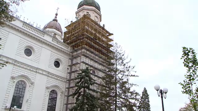 Un muncitor a murit dupa ce a cazut de pe turla Mitropoliei din Iasi. Avea centura, dar "nu era agatat de structura metalica"