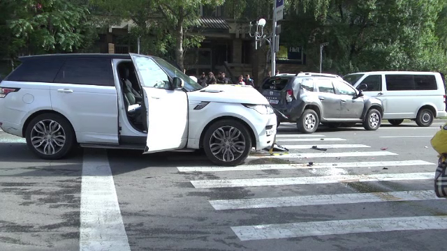 Cum a ajuns o femeie din Targoviste sa fie lovita de doua masini, pe trecerea de pietoni. Cine a provocat accidentul