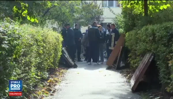 Locatarii blocului din Bistrita distrus de o explozie s-au intors in case pentru a aduna din bunuri