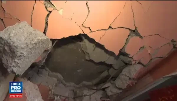 Locatarii blocului din Bistrita distrus de o explozie s-au intors in case pentru a aduna din bunuri. Nu avem unde sa mergem