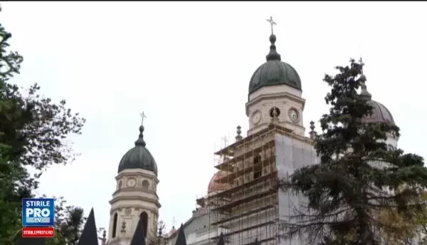 Un muncitor a murit dupa ce a cazut de pe turla Mitropoliei din Iasi. Avea centura, dar nu era agatat de structura metalica