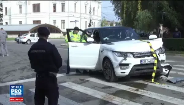 Cum a ajuns o femeie din Targoviste sa fie lovita de doua masini, pe trecerea de pietoni. Cine a provocat accidentul