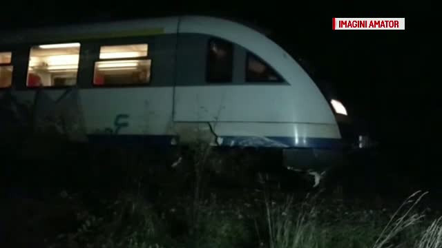 Un sofer a ignorat semnalele luminoase de la trecerea cu calea ferata si a fost lovit de tren. Trei persoane, ranite grav