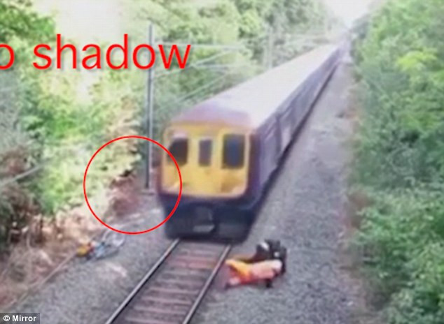 Un clip urmarit de milioane de oameni, in care un barbat este salvat miraculos din fata unui tren, este de fapt un fals