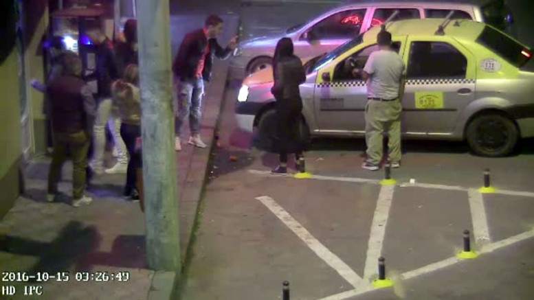 Taximetrist atacat in fata unei discoteci din Ramnicu Sarat. De la ce a pornit conflictul